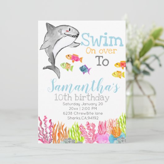Kind verjaardagsuitnodiging voor haaienthema kaart (Staand voorkant)
