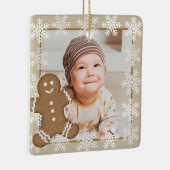 Kind voor kerstfeestdag in Gingerbrood Snowflake F Keramisch Ornament (Rechts)