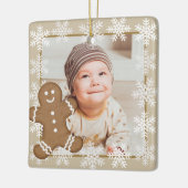 Kind voor kerstfeestdag in Gingerbrood Snowflake F Keramisch Ornament (Links)