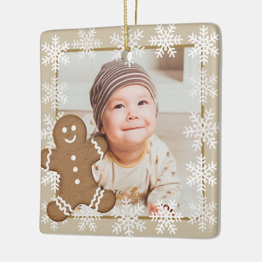 Kind voor kerstfeestdag in Gingerbrood Snowflake F Keramisch Ornament (Links)