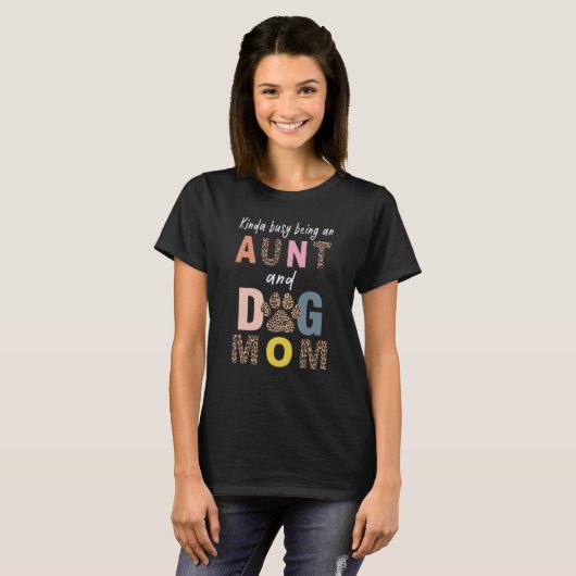 Kinda busy being an aunt and a dog mom t-shirt (Voorkant volledig)