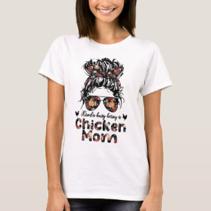 Kinda Busy is een kip met mama en een vlinderbloem T-shirt