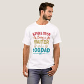 Kinda Busy is een ober en een hond-pap  T-shirt (Voorkant volledig)