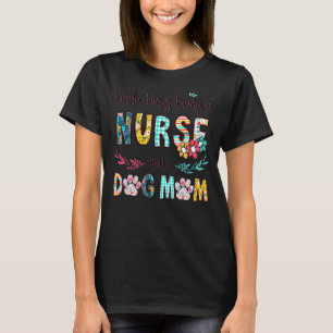 Kinda Busy is een verpleegster en een hond die mam T-shirt
