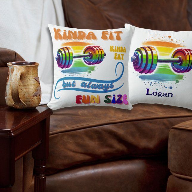Kinda Fit Funny Fitness Regenboog Sierkussen (Funny Fitness Gym Throw Pillow with Rainbow Barbell, Customize with Name or Message on Back)