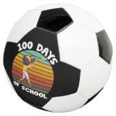 Kinder 100 dagen van schooljongens 100e dag honkba voetbal (Drie kwart)