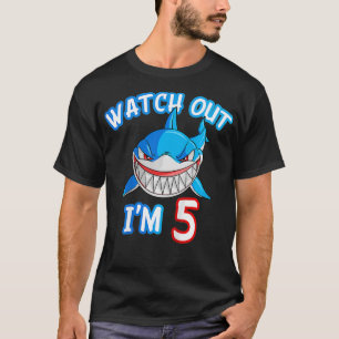 Kinder 5 jaar oude jongen kijken uit SHIRT van haa