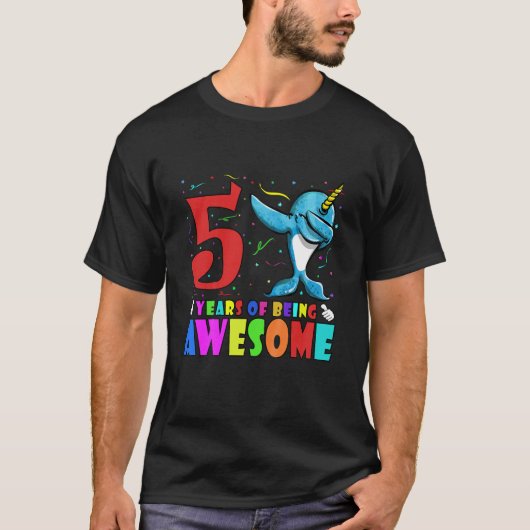 Kinder 5e verjaardag van de Dabbing Narwhal - 5 ja T-shirt (Voorkant)