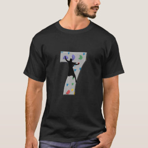 Kinder 7 jaar oude klimmer op zaterdag met een wee t-shirt