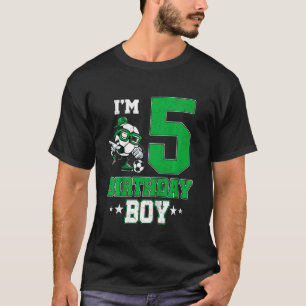 Kinder ben ik 5-jarige jongen die 5-de-dag-Voetbal T-shirt