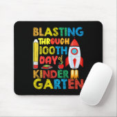 Kinder blasting door 100e dag van kleuterschool bo muismat (Met muis)