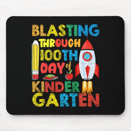 Kinder blasting door 100e dag van kleuterschool bo muismat (Voorkant)
