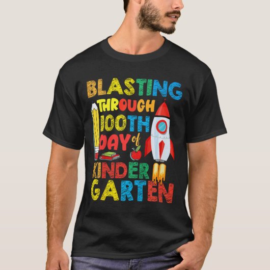 Kinder blasting door 100e dag van kleuterschool bo t-shirt (Voorkant)