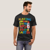 Kinder blasting door 100e dag van kleuterschool bo t-shirt (Voorkant volledig)