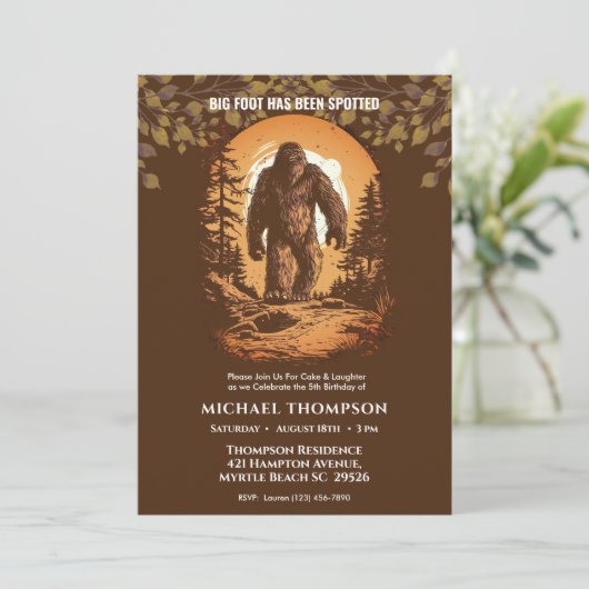 Kinder Cute Big Foot/Sasquatch Birthday Party Kaart (Staand voorkant)