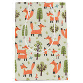 Kinder Cute Happy Foxes die in het bos lopen Medium Cadeauzakje (Voorkant)