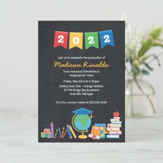 Kinder Elementaire Afstuderen Uitnodiging tot vier (Staand voorkant)