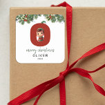 Kinder Elf Initiaal O Christmas Vierkante Sticker<br><div class="desc">Geef deze kerst het geschenk van gepersonaliseerde charme! Onze monogram stickers,  met de elf van de Kerstman die zich achter de letter O verstopt,  zijn een unieke en doordachte manier om je liefde te shows. Personaliseer met een naam,  jaar en een hartelijke groet. Laat uw kerstcadeaus opvallen!</div>