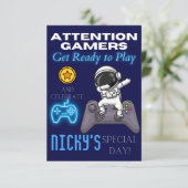 Kinder gamer met een hoog gamebeleving op feestdag kaart (Staand voorkant)
