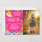 Kinder gele regenbooghaai Birthday Foto Invitatie Kaart (Voorkant)