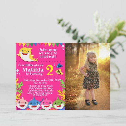 Kinder gele regenbooghaai Birthday Foto Invitatie Kaart (Staand voorkant)