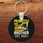 Kinder Gepromoveerd naar Big Bro 2024 Geniveaus na Sleutelhanger (Achterkant)