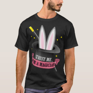 Kinder goochelaar in een goochelaar t-shirt