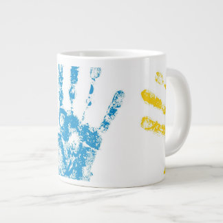 Kinder handafdrukken in verf grote koffiekop