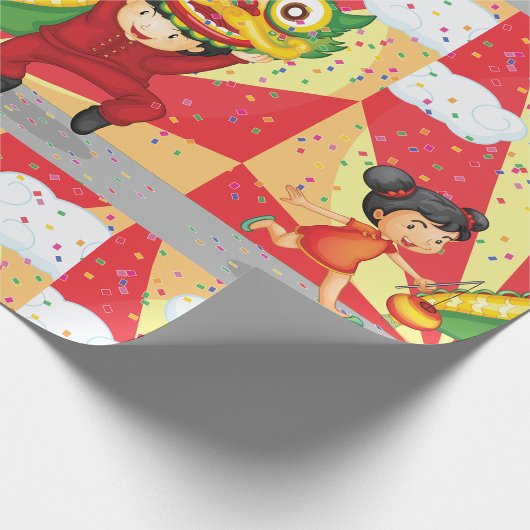 Kinder having plezier inpakpapier