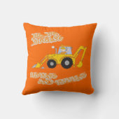 Kinder jongen graaft oranje en grijze kussen (Achterkant)