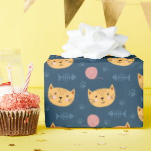 Kinder kattekatjes schilderen een bak garen cadeaupapier