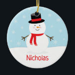 Kinder kerstfeestdag Snowman Keramisch Ornament<br><div class="desc">Deze feestelijke sieraar is voorzien van een feestelijke sneeuwpop met een rode sjaal. De achtergrond is lichtblauw met vallende sneeuwvlokken.</div>