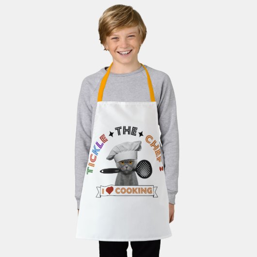 Kinder "Kietelen de Chef" Grappige Kat, Sinaasappe Schort (Gedragen)