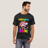 Kinder kleuterschool Hier kom ik haai rugzak terug T-shirt (Voorkant volledig)
