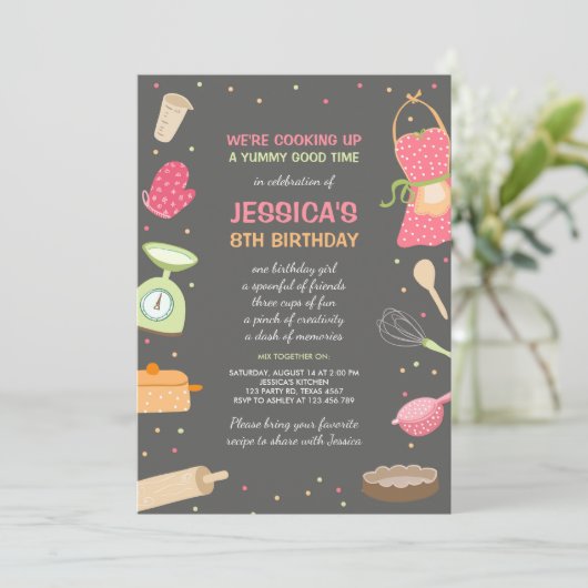 Kinder koken op de dag van de uitnodiging voor keu (Staand voorkant)