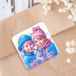 Kinder met blauw en roze Kittens Kerst Vierkante Sticker<br><div class="desc">Schattig klein  meisje en jongen in roze en blauw houden kittens met een bloemige en besneeuwde achtergrond. Voeg een zoete retro of nostalgische sfeer toe aan je kerstkaarten of feesttassen!</div>