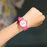 Kinder modern Cute Fun, aangepast 3D-monogram Horloge<br><div class="desc">Kute monogrammed kinder horloge met uw douanenaam evenals een schaduwinitiaal in rood en roze. Modern,  minimalistisch,  eenvoudig en leuk,  dit door typografie aangedreven ontwerp zorgt voor een cool,  persoonlijk geschenk!</div>