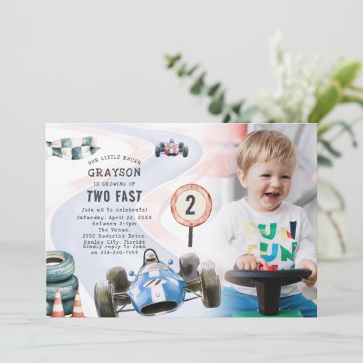 Kinder raceauto met thema 2e verjaardagsfeestfoto kaart (Staand voorkant)