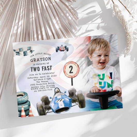 Kinder raceauto met thema 2e verjaardagsfeestfoto kaart