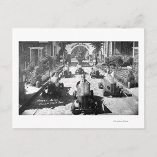 Kinder racing in miniatuurauto's briefkaart