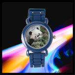 Kinder reuzenpanda, blauw siliconen bandje pols horloge<br><div class="desc">Het gezicht van dit kinder schattige panda horloge is mijn originele foto genomen in Chengdu, China. Het is een schattige reuzenpanda die bamboe eet. Wat een geweldig kerst- of verjaardagscadeau voor een kind dat van panda's houdt! Het kan worden gepersonaliseerd met de naam van het kind, bijvoorbeeld tekst kan worden...</div>