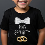 Kinder Ring Bearer Ring Security Cute Boys Wedding T-shirt<br><div class="desc">Schattige ringdrager belt shirt voor jongens. De perfecte manier om ze te doen voelen opgenomen bij de huwelijksreceptie en de huwelijksfeesten. Ring Bearer Ring Security-t-shirt met schattig stropdas en gouden ringen. Je ringdrager zal van dit t-shirt houden, en het zijn perfecte pre-trouwdiners, voor repetities, trouwrecepties en elke gelegenheid waar de...</div>