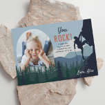 Kinder rockbeklimming Birthday Foto Bedankkaart<br><div class="desc">Het klimmen van wollen rots,  dankzij het ontwerp van de kaart,  is voorzien van een rockklimmer op een berg met een bos onder de grond,  met "jij rots" bovenaan. Personaliseer met uw douane dank u bericht en handtekening,  en voeg een foto van het verjaardagskind toe.</div>