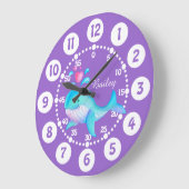 Kinder schattige walvis die een paarse aquaklok sp grote klok (Hoek)