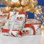 Kinder Schattigee Santa Red Christmas Cadeaupapier<br><div class="desc">Voeg een leuk tintje toe aan kindergeschenken met dit Kinder Schattigee Santa Red Christmas Wrapping Paper. Dit moderne ontwerp heeft een grappig grillig Sinterklaas gezichtspatroon op witte achtergrond. Hij drink een kopje warme chocolademelk en draagt een rode kerstmuts. Een vleugje groene en rode holly berry krans is rond het gezicht...</div>