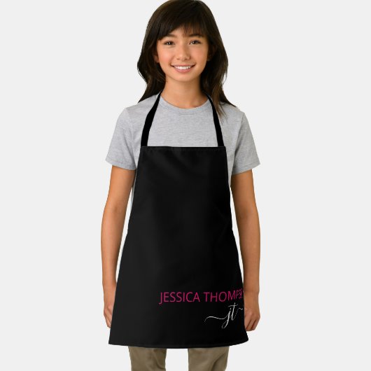 Kinder speciaal voor zwart warm roze monogram  schort (Insitu)