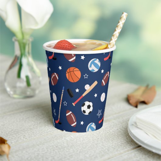 Kinder sportuitrustingspatroon op blauwe dag papieren bekers (Insitu)