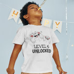 Kinder T-shirt voor videogaming<br><div class="desc">Deze coole gamer tshirts met twee gamebesturingsknoppen op een witte achtergrond,  met een afspeelbare tekst waarop staat: "NIVEAU 6 UNLOCKED" en "HUN NAAM EN LEEFTIJD". Alle doopvontstijlen en kleuren kunnen worden veranderd door op de pas verdere verbinding na het personaliseren te klikken.</div>