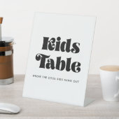 Kinder tabel met Retro Script Reclamebord Met Voetstuk (Insitu)