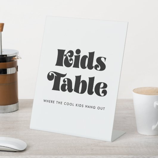 Kinder tabel met Retro Script Reclamebord Met Voetstuk (Insitu)